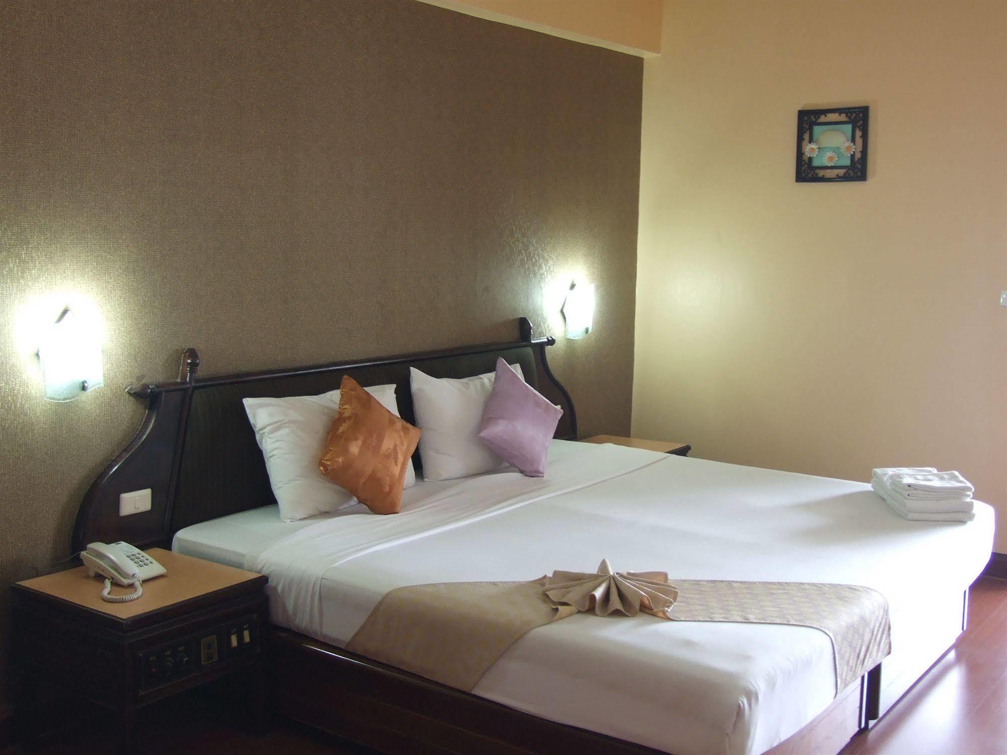 Ratchada City Hotel Бангкок Экстерьер фото