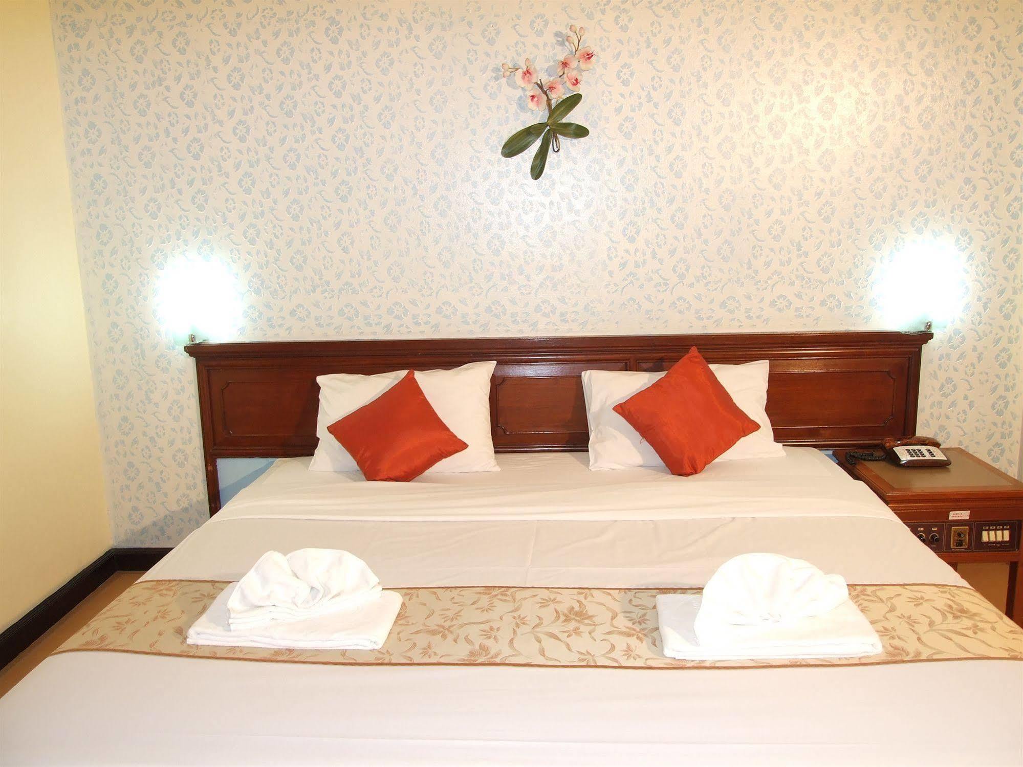 Ratchada City Hotel Бангкок Экстерьер фото